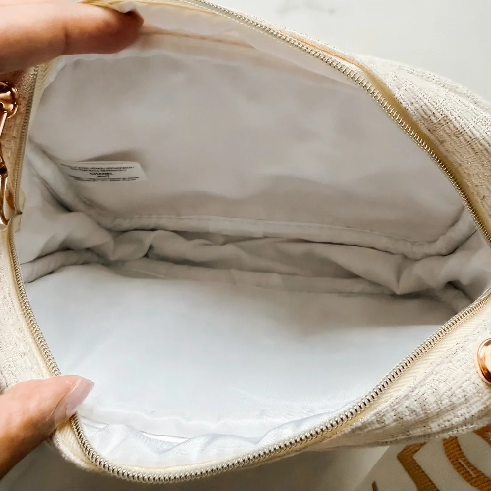 Chanel Beaute as Crossbody - Picture 6 of 10